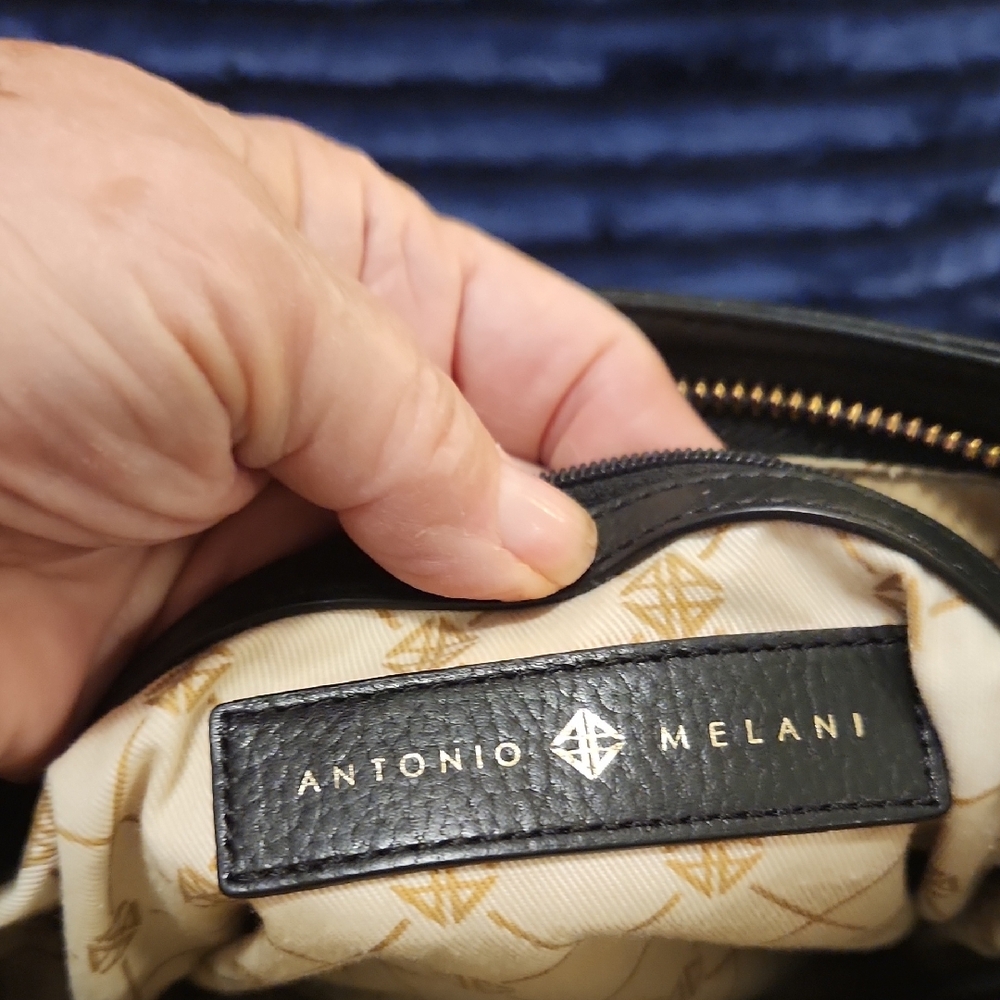 Elegant Black Leather Crossbody Bag - Picture 2 of 6